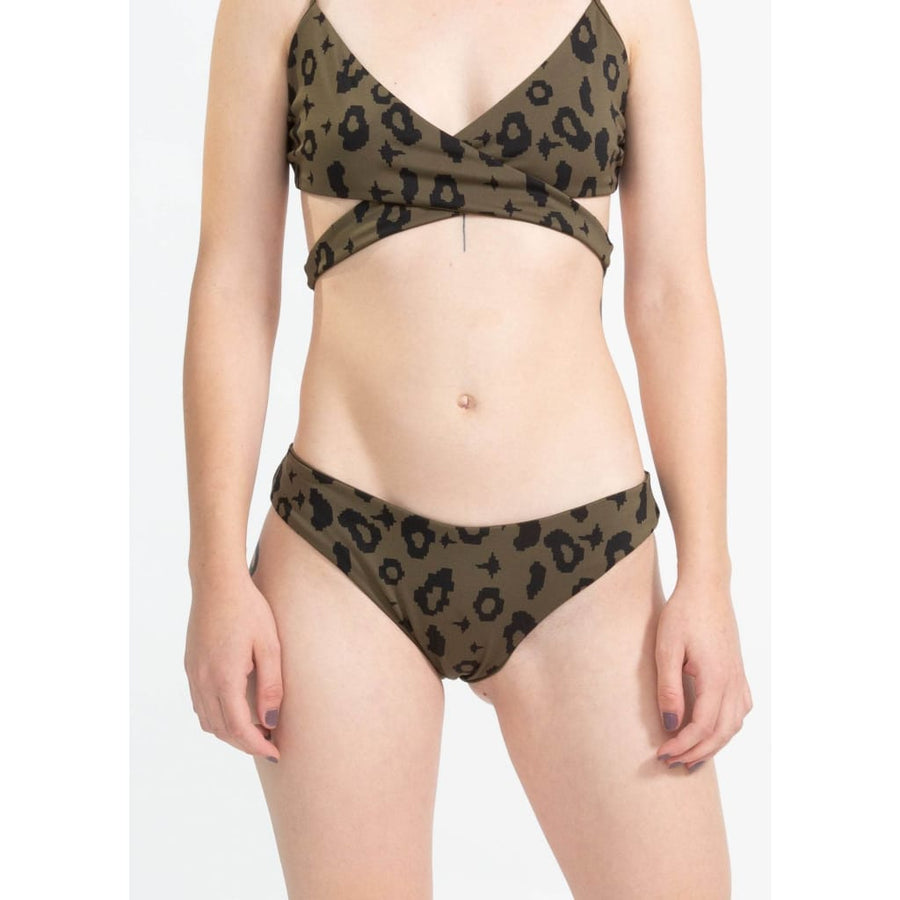 nachhaltige bikini bottom arpoador green leopard moss, sustainable swimwear, reversible swimwear