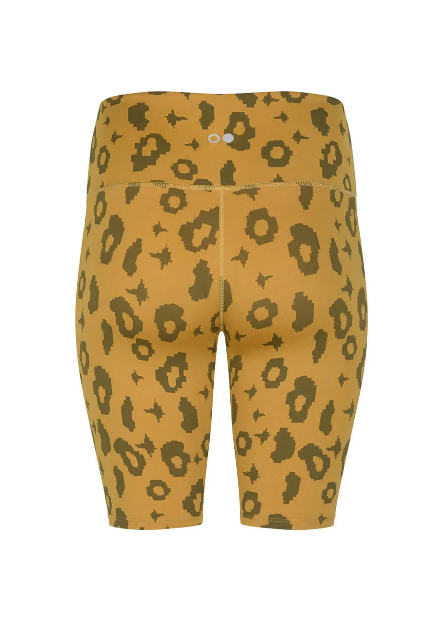 boochen eco-friendly bike shorts in yellow leopard, sustainable fashion, sustainable leggings, shorts, nachhaltige shorts im gelb Leopard