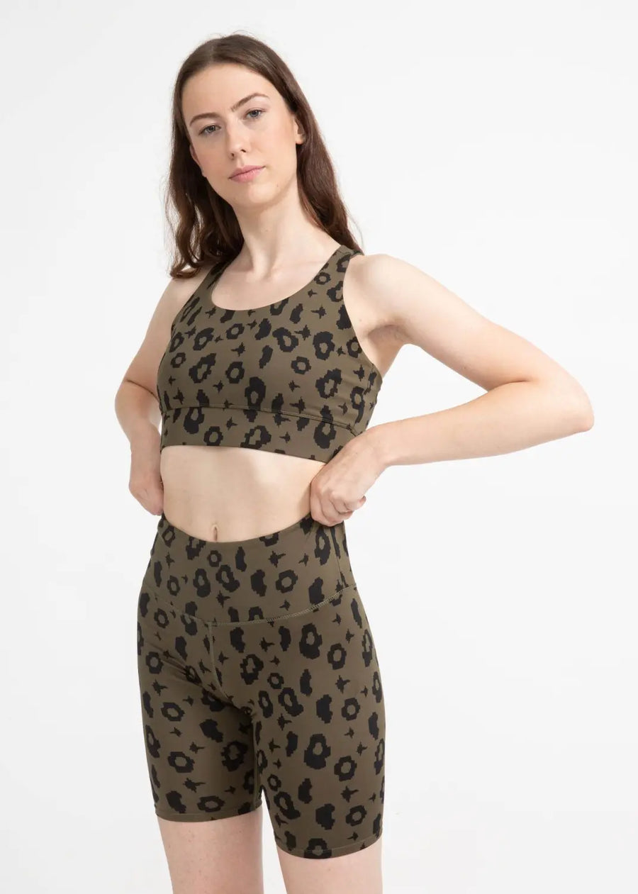 boochen eco-friendly sportsbra, yoga top, sportsbh, sustainable activewear, sustainable sportstop, nachhaltige sportsbh in Green leopard print